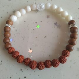 Rudraksha náramek – korálky ze semínek stále zeleného stromu , santalové dřevo, bílý korál, křišťál pukaný